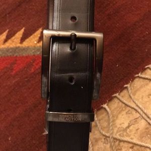 Men’s Kenneth Cole leather belt sz32 adj